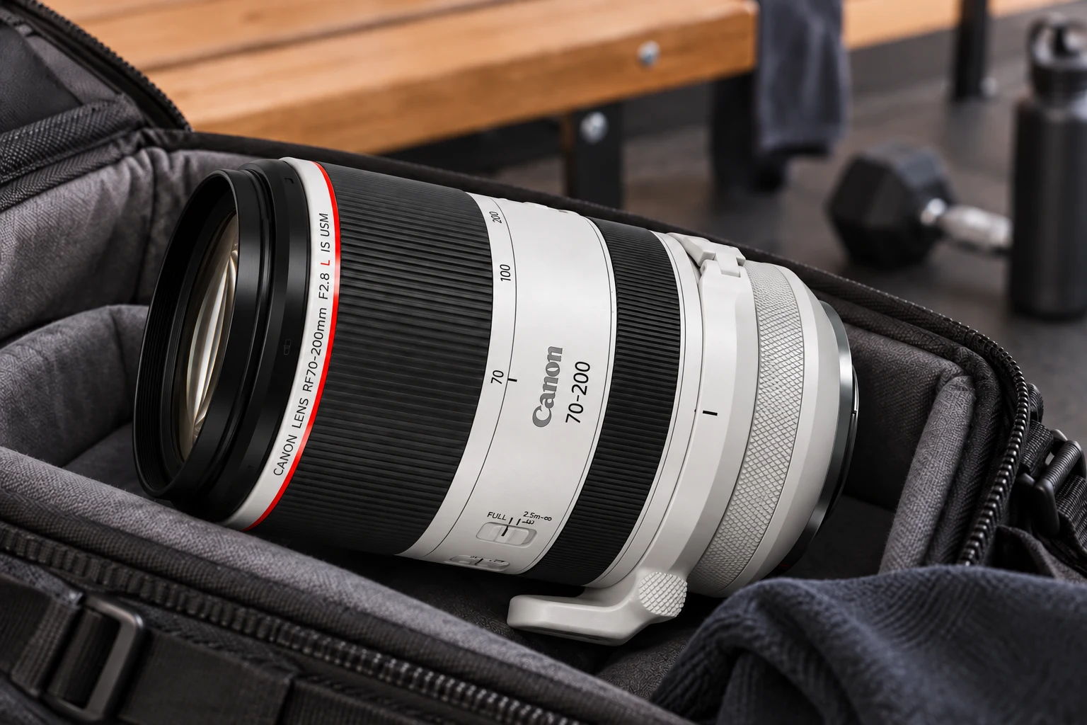 カメラバッグに収めた白いキヤノンRF70-200mm F2.8 L IS USM