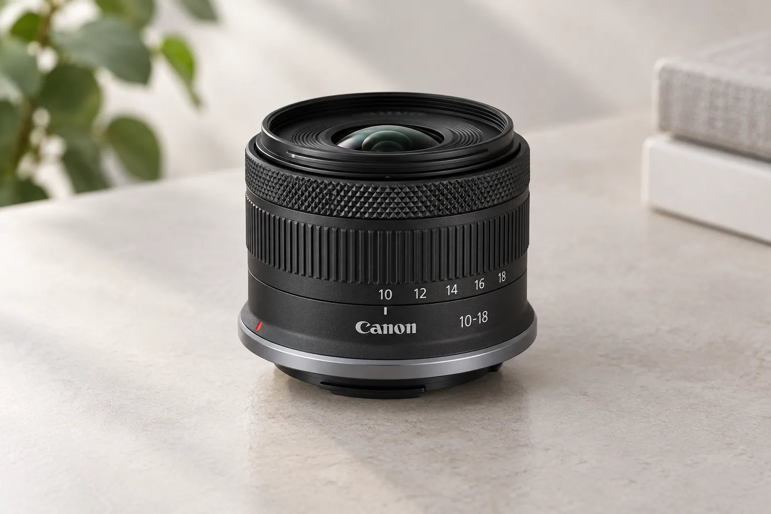 RF-S10-18mmの外観を参考に生成した小型の黒色超広角ズームレンズ