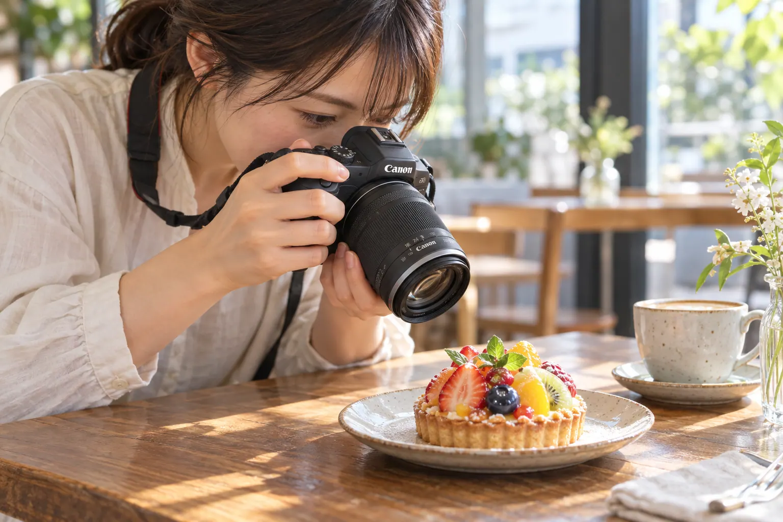 カフェで、自分のテーブルの焼き菓子にカメラを近づけて撮る人
