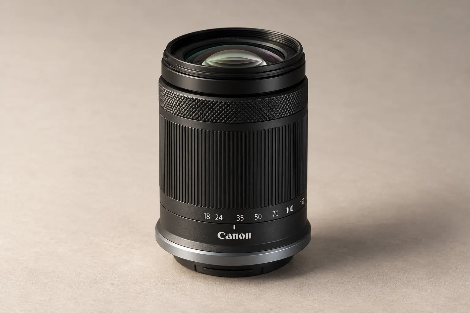 RF-S18-150mmの外観を参考に生成した黒色の高倍率ズームレンズ