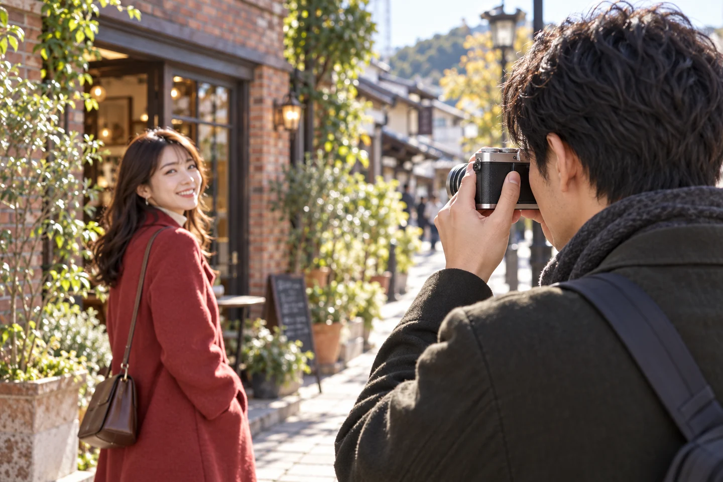 銀色のLUMIX L10を構え、街角の同行者へレンズを向ける撮影者