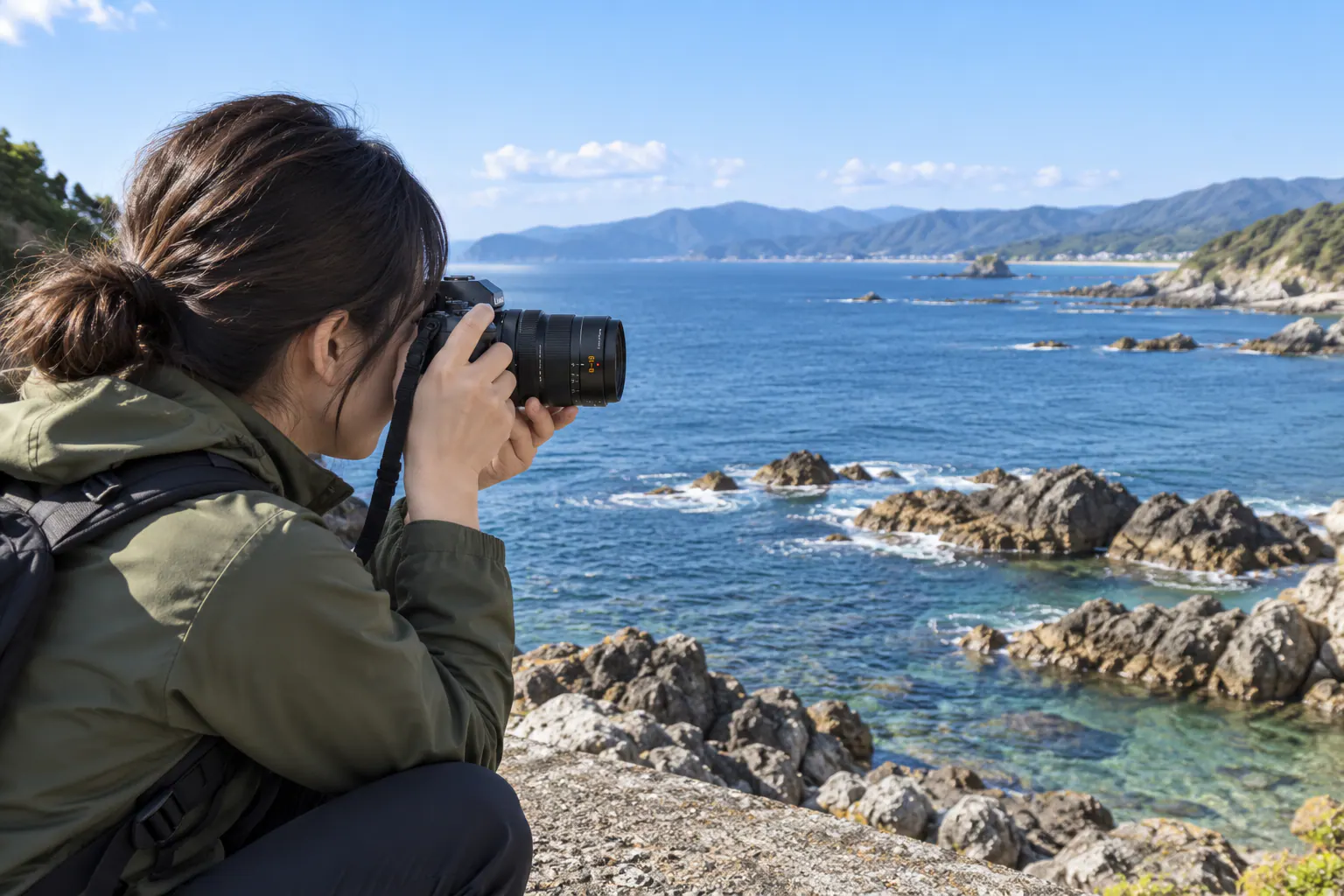 LEICA DG 8–18mm付きカメラを低い位置から海岸の岩と海へ向けて撮る場面