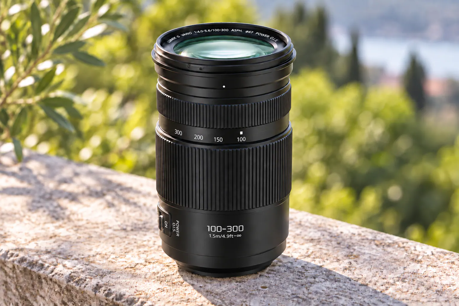 LUMIX G VARIO 100–300mm IIの公式外観を参考に生成した製品イメージ