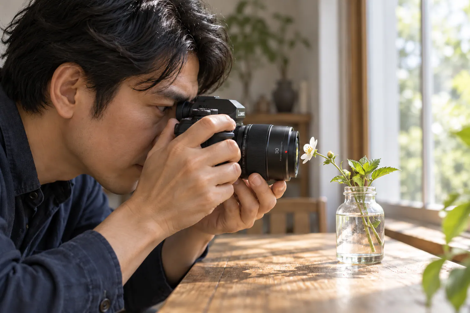 LUMIX G MACRO 30mm付きカメラを小さな花の中心へ近づけて撮る場面