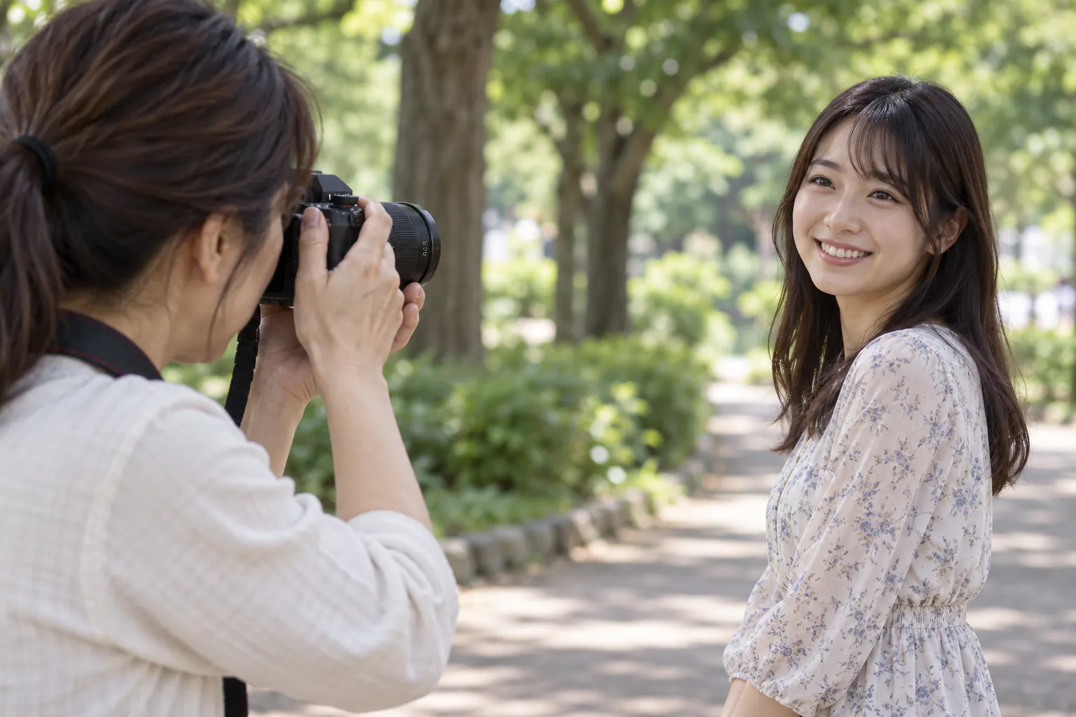 42.5mm F1.7付きカメラを少し離れた家族へ向けて、公園で表情を撮る場面