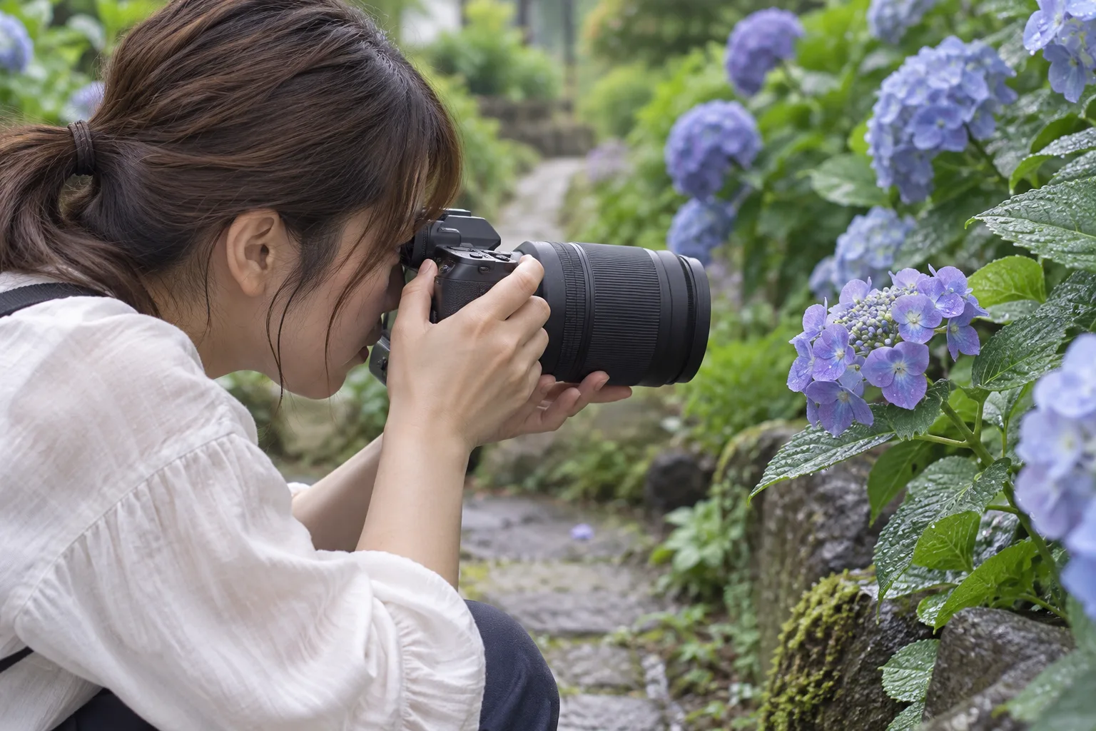 庭の紫陽花へ近づき、花とレンズ先端の間に空間を残してマクロ撮影する場面