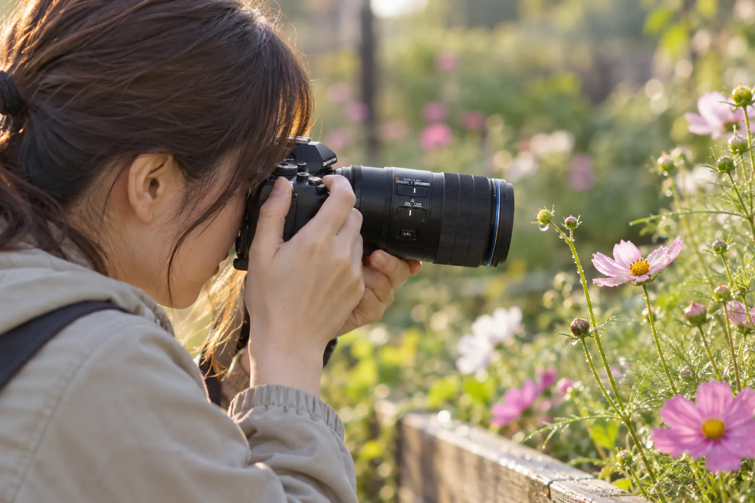花の茎の小さなしずくへ、90mm Macro IS PROを付けたカメラを近づけて撮る場面