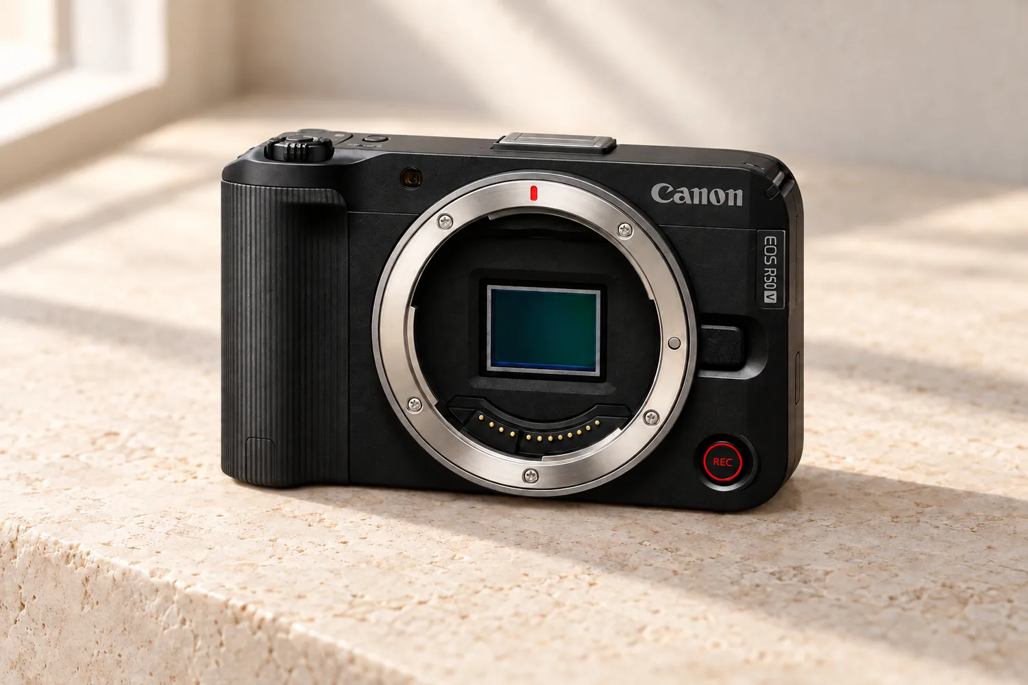 EOS R50 Vの公式外観を参照して生成した、レンズを外したブラックの小型カメラの製品画像