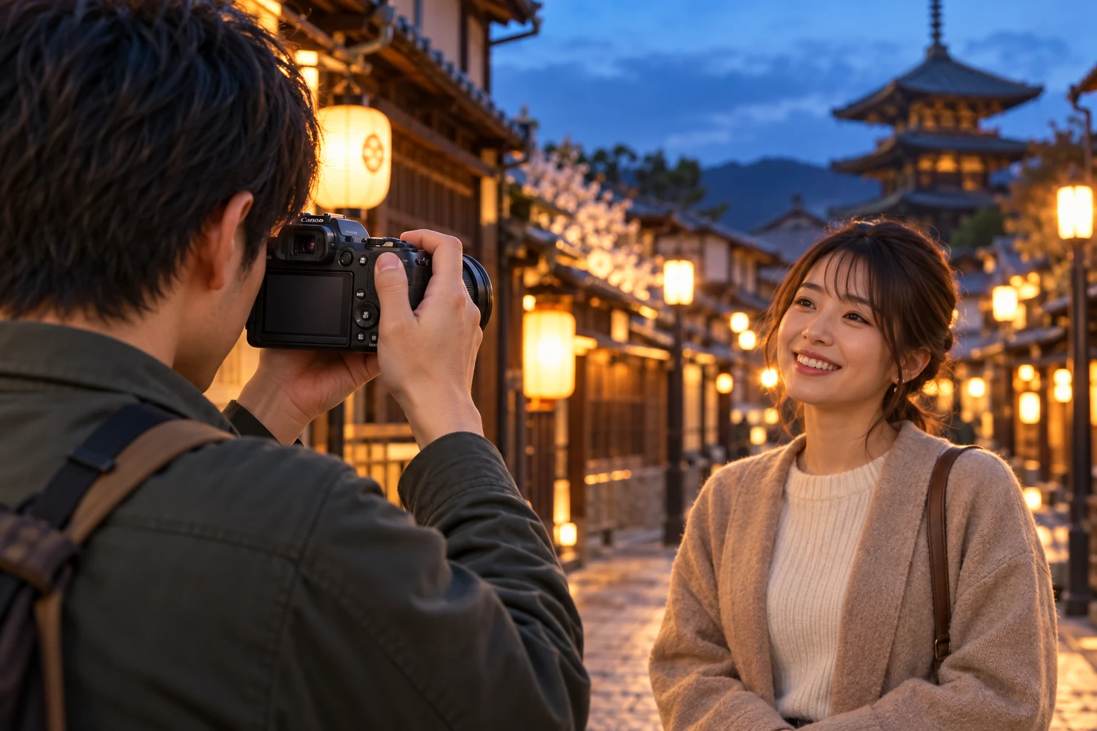 夕方の街で撮影者がEOS R8 Mark IIを構え、灯りの前に立つ同伴者へレンズを向ける場面