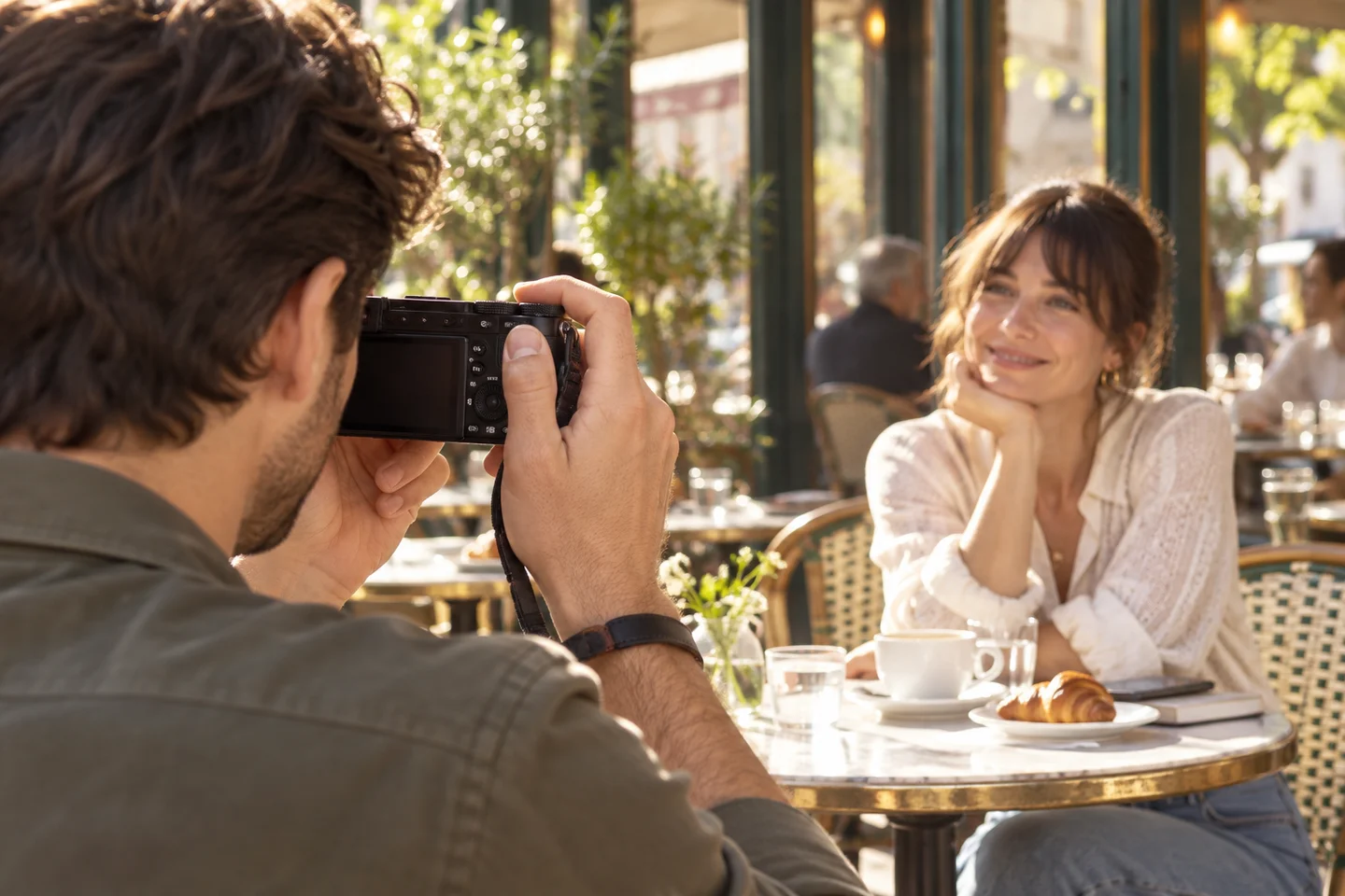RX1R IIIのファインダーをのぞき、カフェの向かいに座る友人へカメラを向ける撮影者