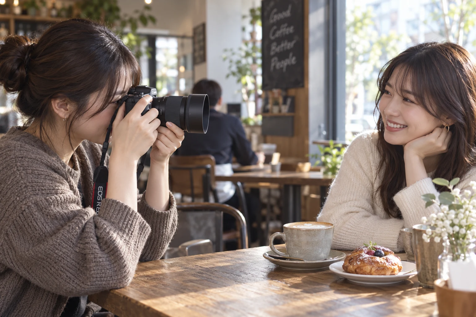 カフェでSIGMA30mm F1.4 RF用を使って向かいの友人を撮る女性