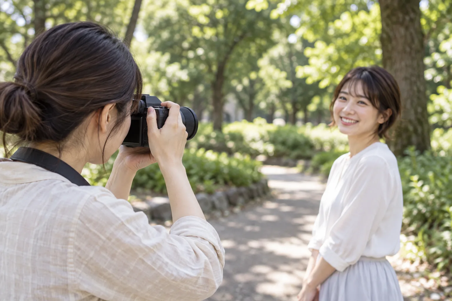 公園で小型のZカメラと56mmを構え、木々から離れた友人の表情を撮る場面