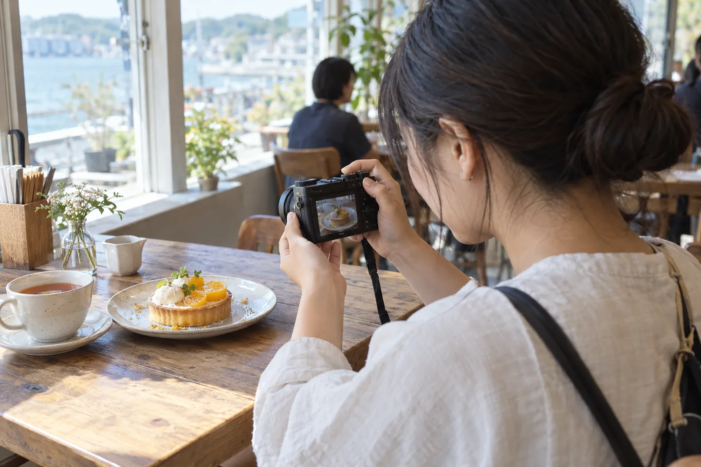 小型カメラをカフェのタルトへ近づけて撮る場面
