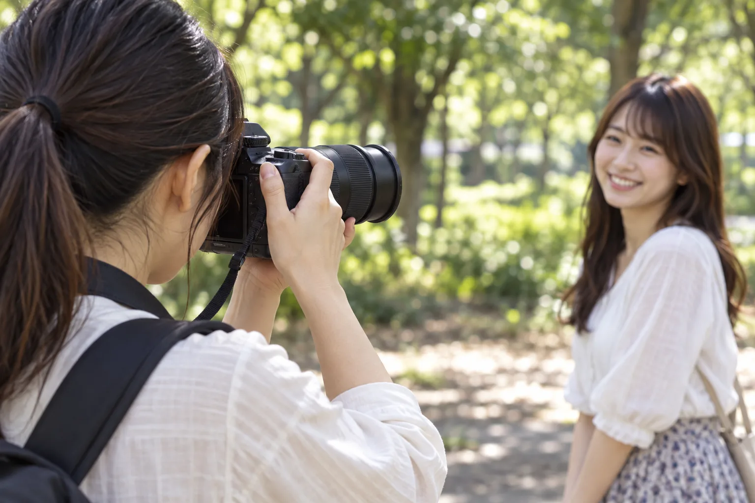 公園でフルサイズのZカメラと28–75mm G2を構え、友人を撮る場面