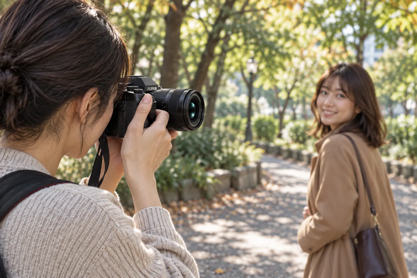 XF33mmF1.4を付けたカメラで公園の友人を撮る場面