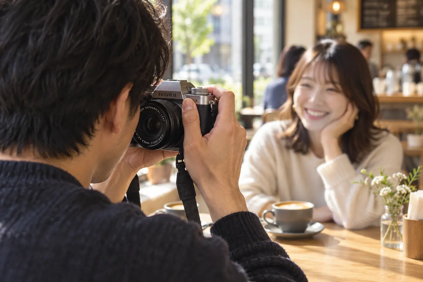 XF35mmF1.4 Rを付けたカメラでカフェの友人を撮る場面