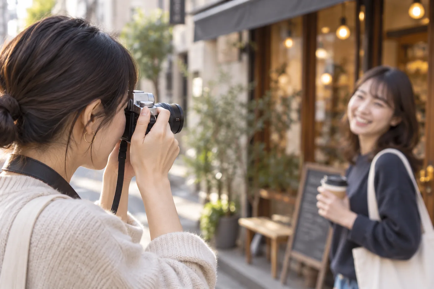 XF35mmF2を付けたカメラで友人を撮る場面